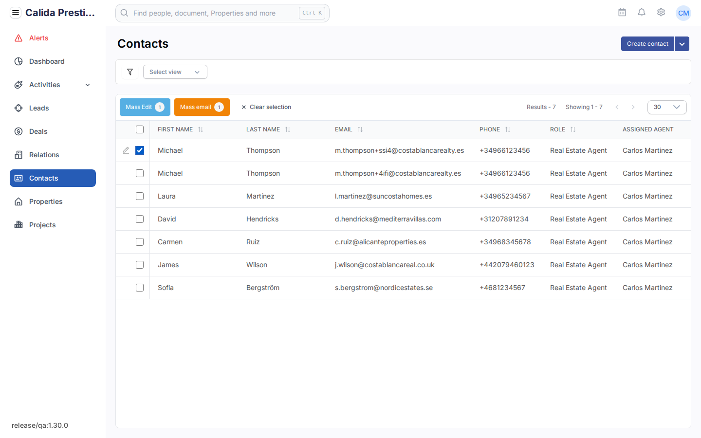 Contactenlijst met één geselecteerd contact en de knoppen Mass Edit, Mass email en Clear selection