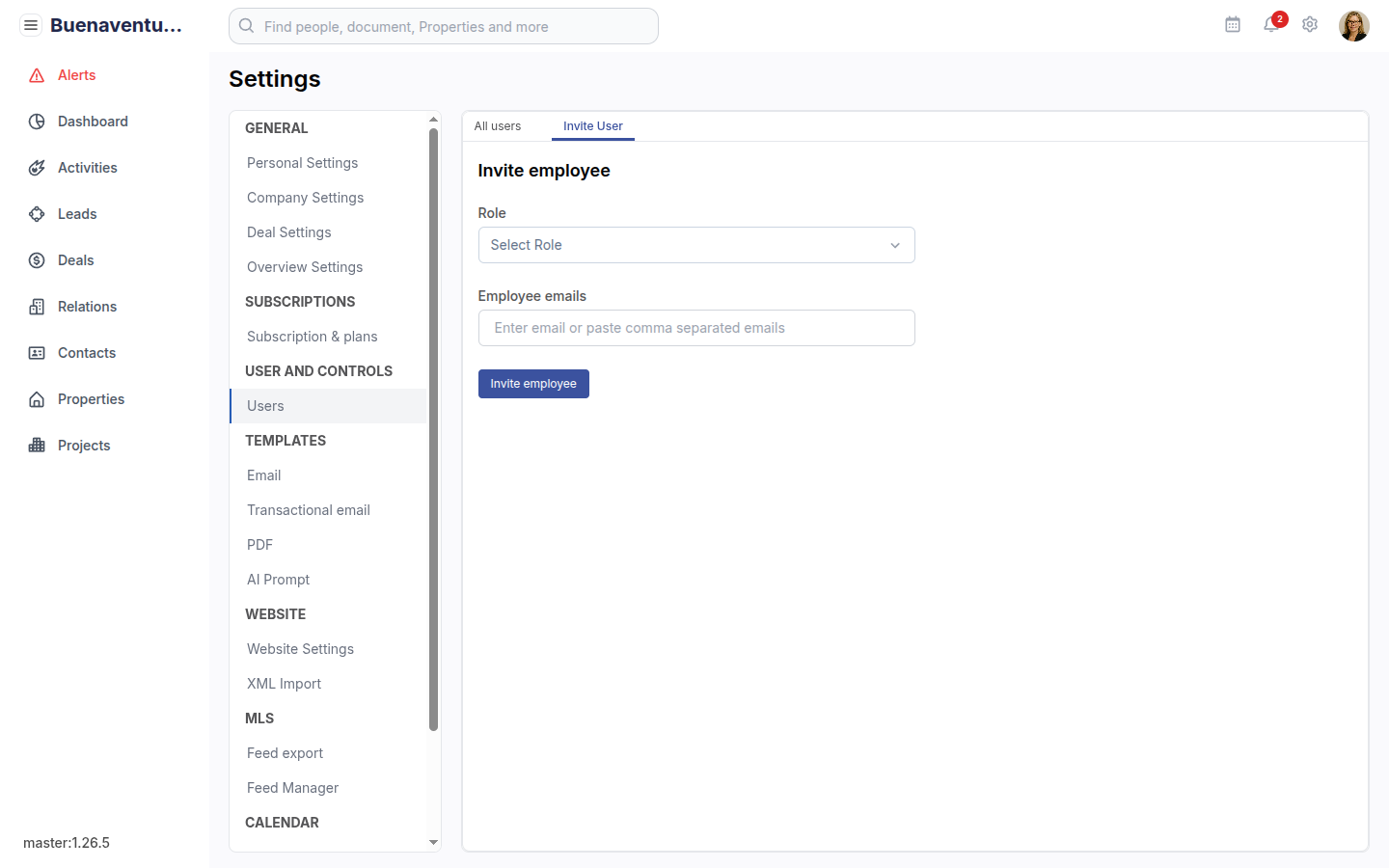 Invite employee formulier met Role dropdown en Employee emails comma-separated invoerveld + knop Invite employee